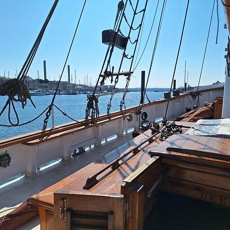 Historic Wooden Ship 'Ursula' East Cowes Buitenkant foto