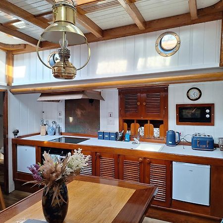 Historic Wooden Ship 'Ursula' East Cowes Buitenkant foto