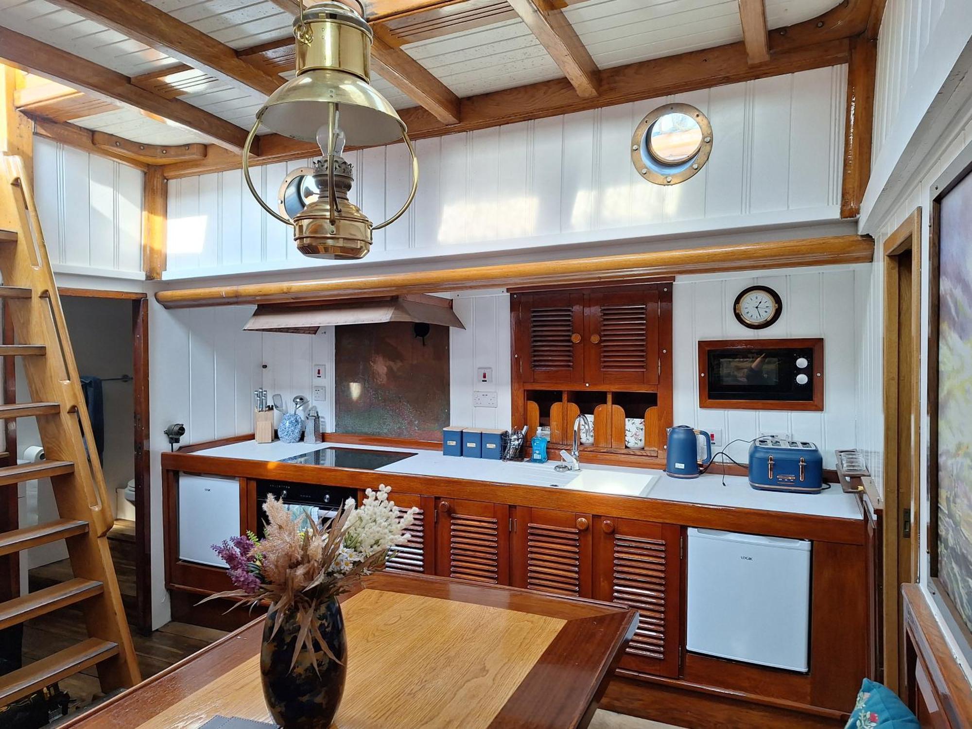 Historic Wooden Ship 'Ursula' East Cowes Buitenkant foto