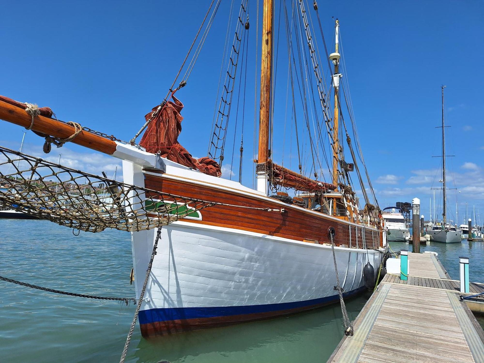 Historic Wooden Ship 'Ursula' East Cowes Buitenkant foto
