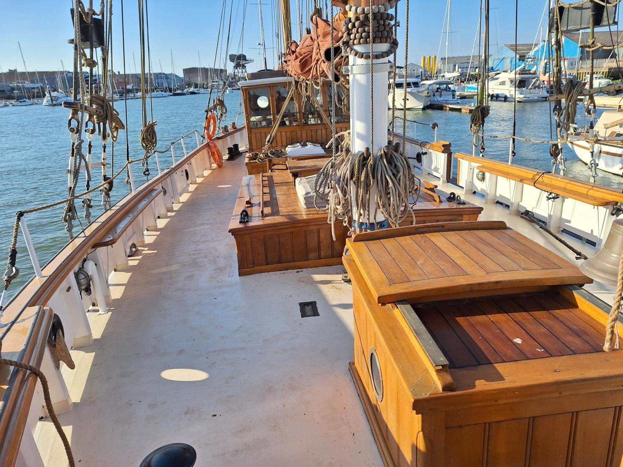 Historic Wooden Ship 'Ursula' East Cowes Buitenkant foto